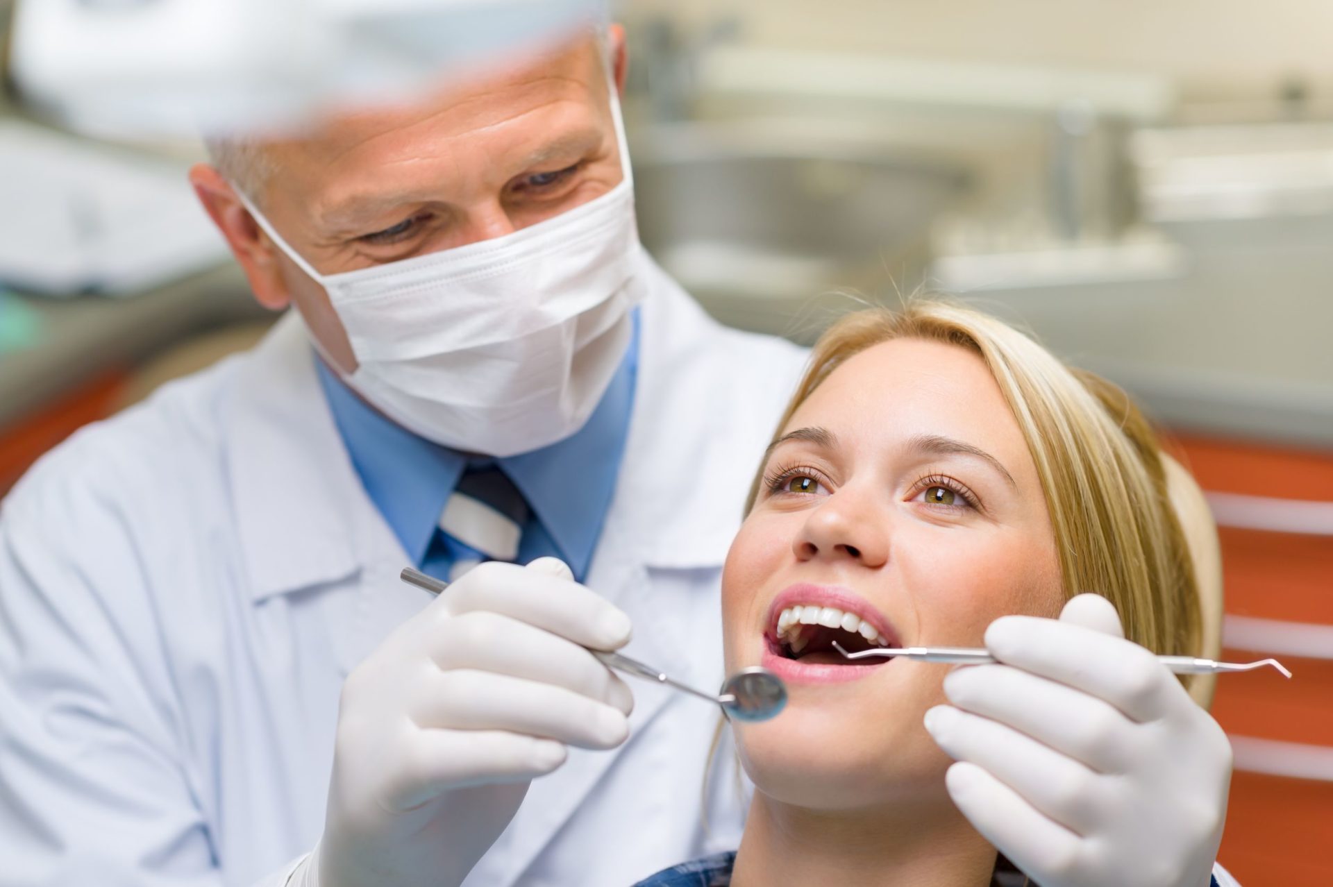 El COEM aconseja visitar dos veces al año al dentista para la prevención de enfermedades graves