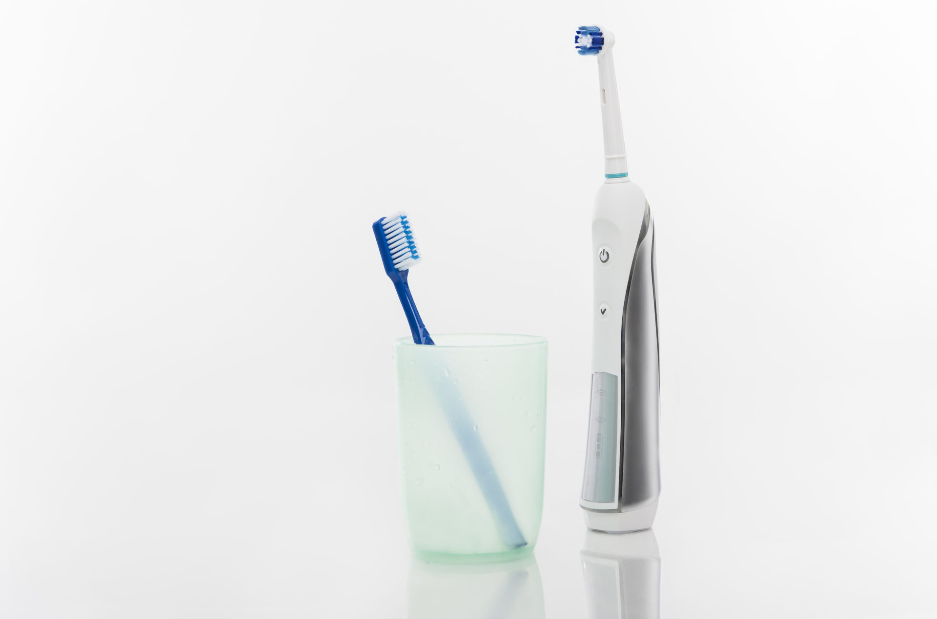 Comparando el cepillo eléctrico con el cepillo de dientes convencional