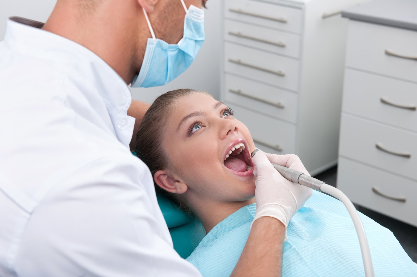 Conoce a los enemigos de tu salud oral: la caries dental y las enfermedades de las encías