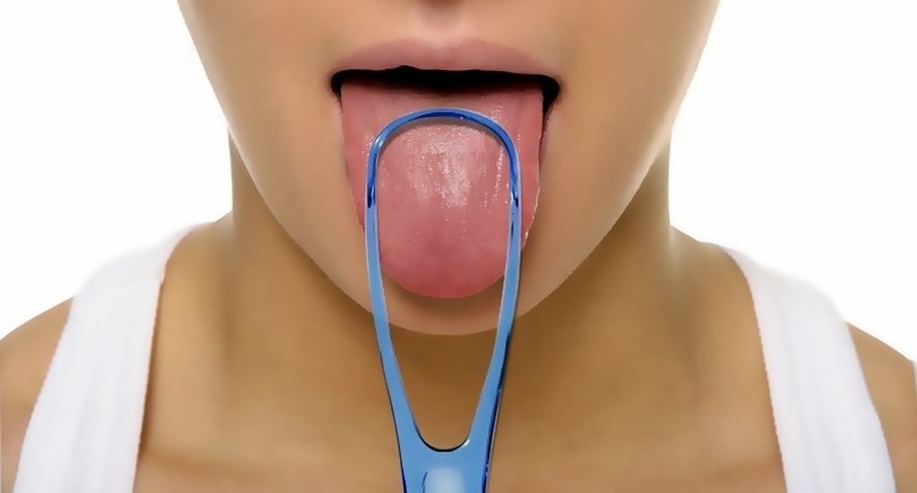 Complementando el cepillado: raspador lingual e hilo dental