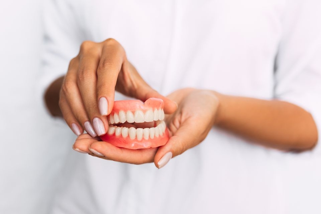 ¿Qué son las dentaduras postizas y para qué se utilizan?