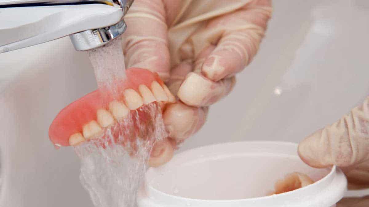 Aprende a limpiar correctamente tu prótesis dental híbrida