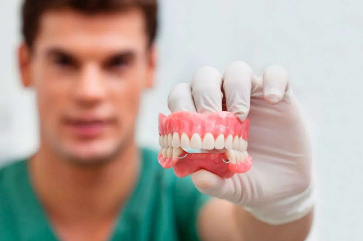 ¿Qué es una prótesis híbrida dental y cuándo se recomienda su uso?